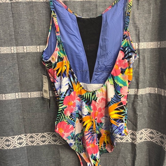 La Blanca Island Goddess Slimming One Piece swim suit Size 12 NWT $119 - Picture 5 of 5